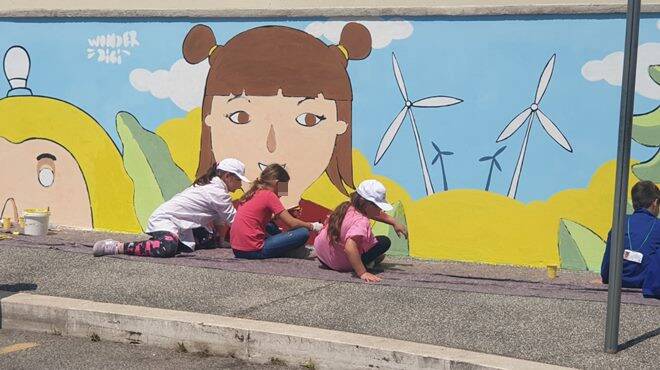 Un murale anti-smog a Fiumicino: l'opera degli alunni del progetto "A scuola per il pianeta"