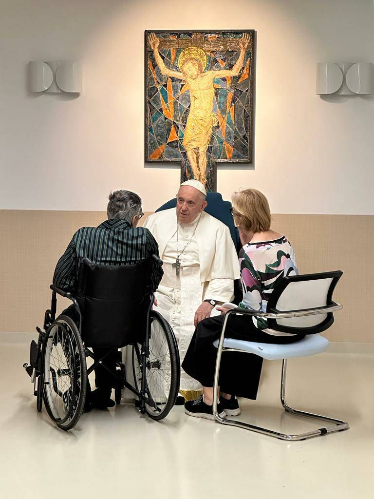 Il Papa torna tra i bambini: al Gemelli la carezza di Francesco ai ricoverati in oncologia pediatrica