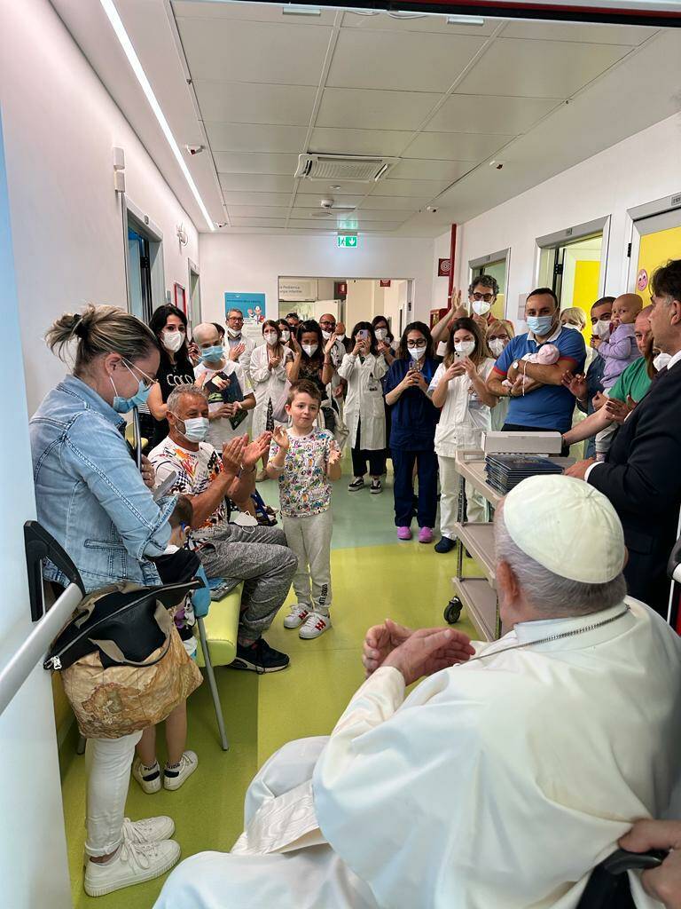 Il Papa torna tra i bambini: al Gemelli la carezza di Francesco ai ricoverati in oncologia pediatrica