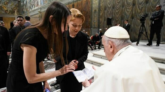Nella Sistina il Papa abbraccia gli artisti del XXI secolo: “Siete gli alleati del sogno di Dio!”