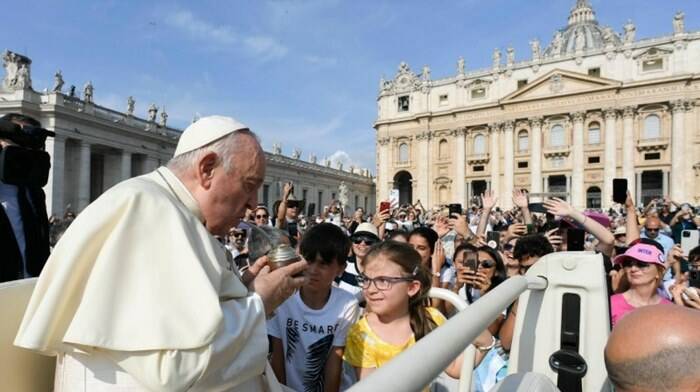 Il Papa: “Si spendono soldi per fabbricare armi e non per produrre pasti: che ingiustizia”