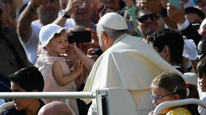 Il Papa: “Si spendono soldi per fabbricare armi e non per produrre pasti: che ingiustizia”