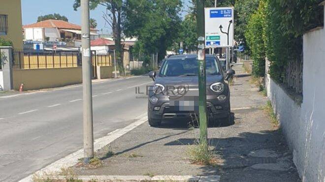 Fiumicino, marciapiedi usati come parcheggi: il calvario dei pedoni su via Coni Zugna