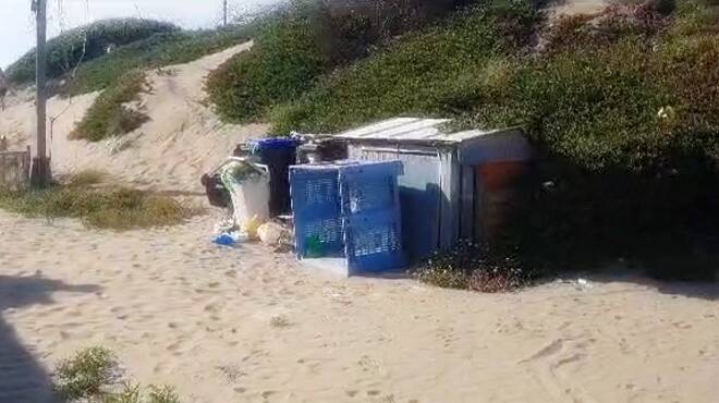 Castelporziano, tutti al mare.. tra i rifiuti. E la spiaggia la puliscono i bagnini&#8230;