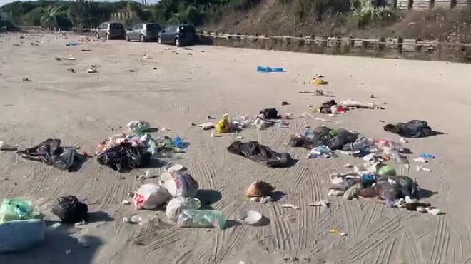 Castelporziano, tutti al mare.. tra i rifiuti. E la spiaggia la puliscono i bagnini&#8230;