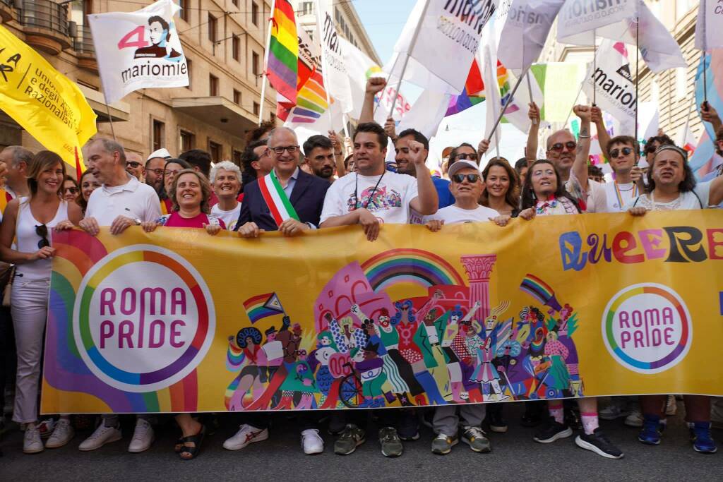 Roma si tinge di arcobaleno: in centro sfila il Pride delle polemiche