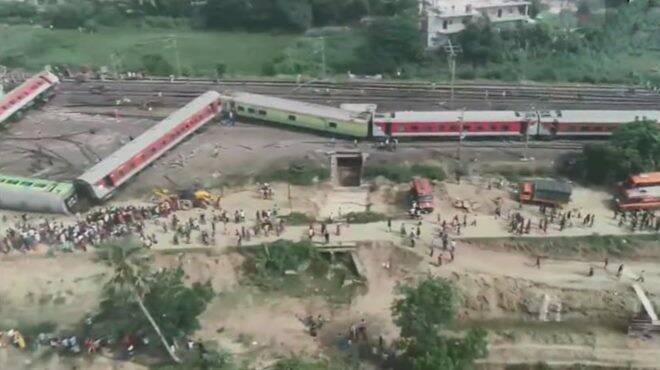 Scontro fra treni in India: 288 morti e oltre 900 feriti