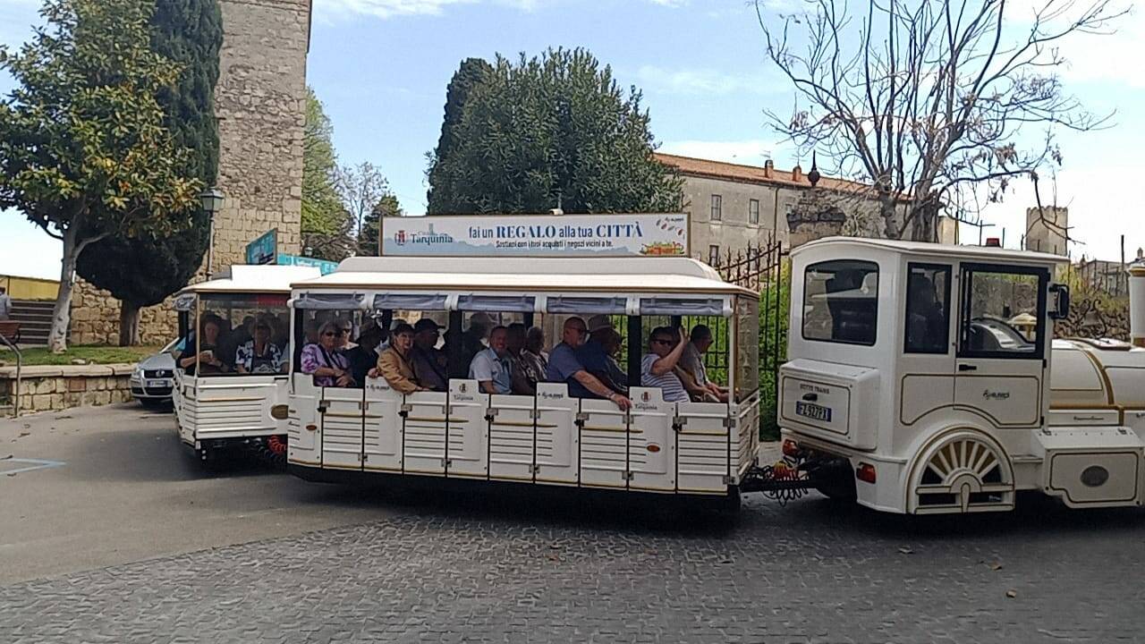 Tarquinia, è boom di visitatori: per i crocieristi tour del centro in trenino