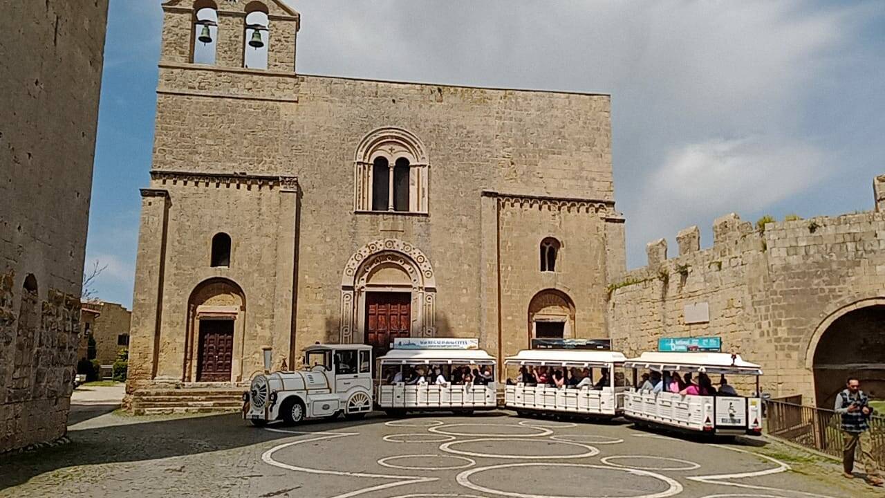 Tarquinia, è boom di visitatori: per i crocieristi tour del centro in trenino