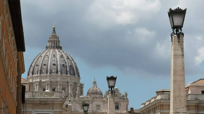 Il Vaticano apre: battesimo anche per i transessuali