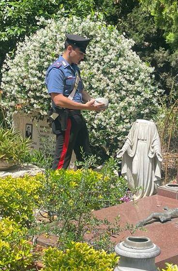 Statue decapitate e tombe danneggiate: in manette il vandalo distruttore del Verano