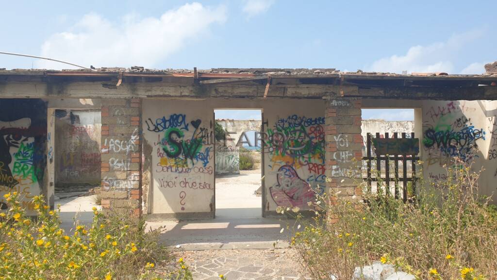 “Viaggio” nella villa abbandonata sulla spiaggia di Pesce Luna: benvenuti all’ “Inferno"