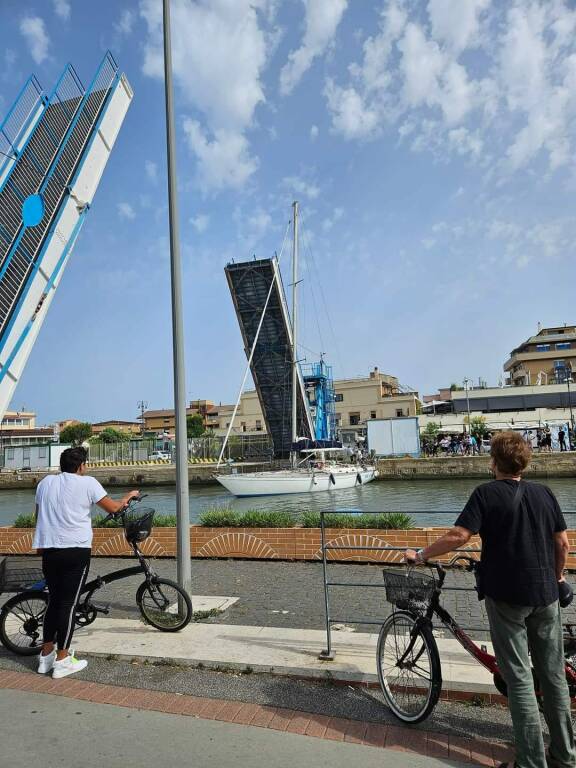 Fiumicino, incidente al porto canale: barca a vela resta incastrata nella passerella pedonale