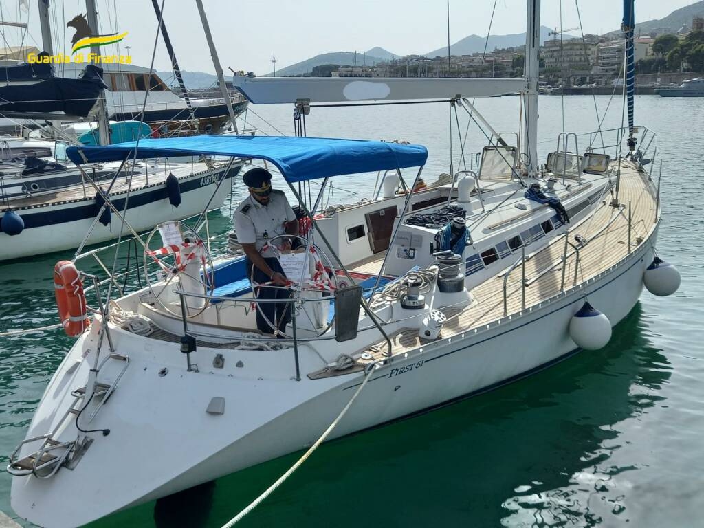Niente documenti e finta bandiera italiana: barca sequestrata alle isole pontine