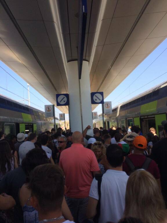 Ladispoli, tra caldo e cantieri è caos in stazione: bus sostitutivi presi d’assalto