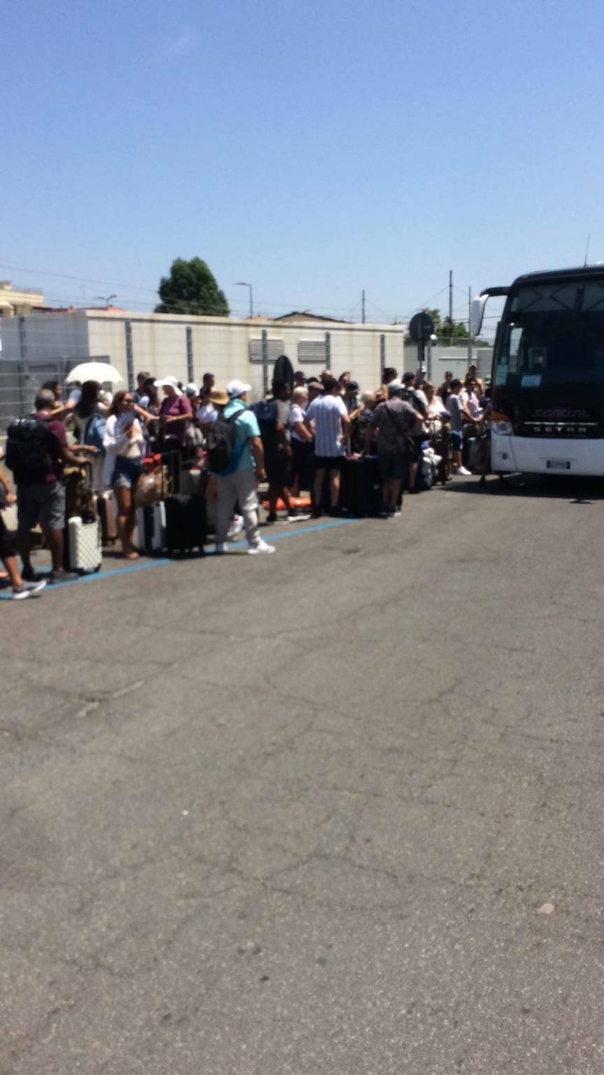 Ladispoli, tra caldo e cantieri è caos in stazione: bus sostitutivi presi d’assalto