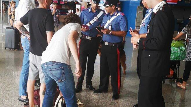 Fiumicino, rubano profumi al duty free e li nascondono nella valigia: denunciati 2 viaggiatori