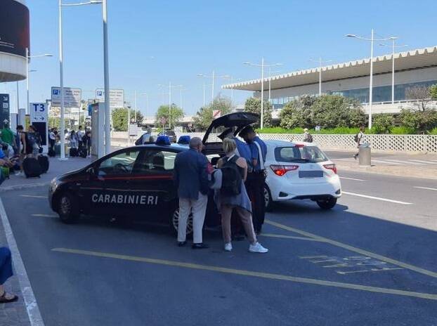 Fiumicino, autisti e ladri nel mirino dei carabinieri: denunce e multe a raffica in aeroporto
