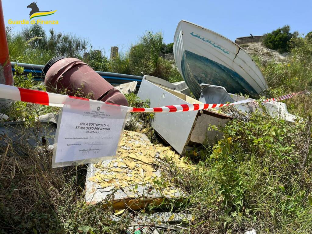 Ponza. Cimitero di barche e rifiuti pericolosi: sequestrata maxi-discarica abusiva