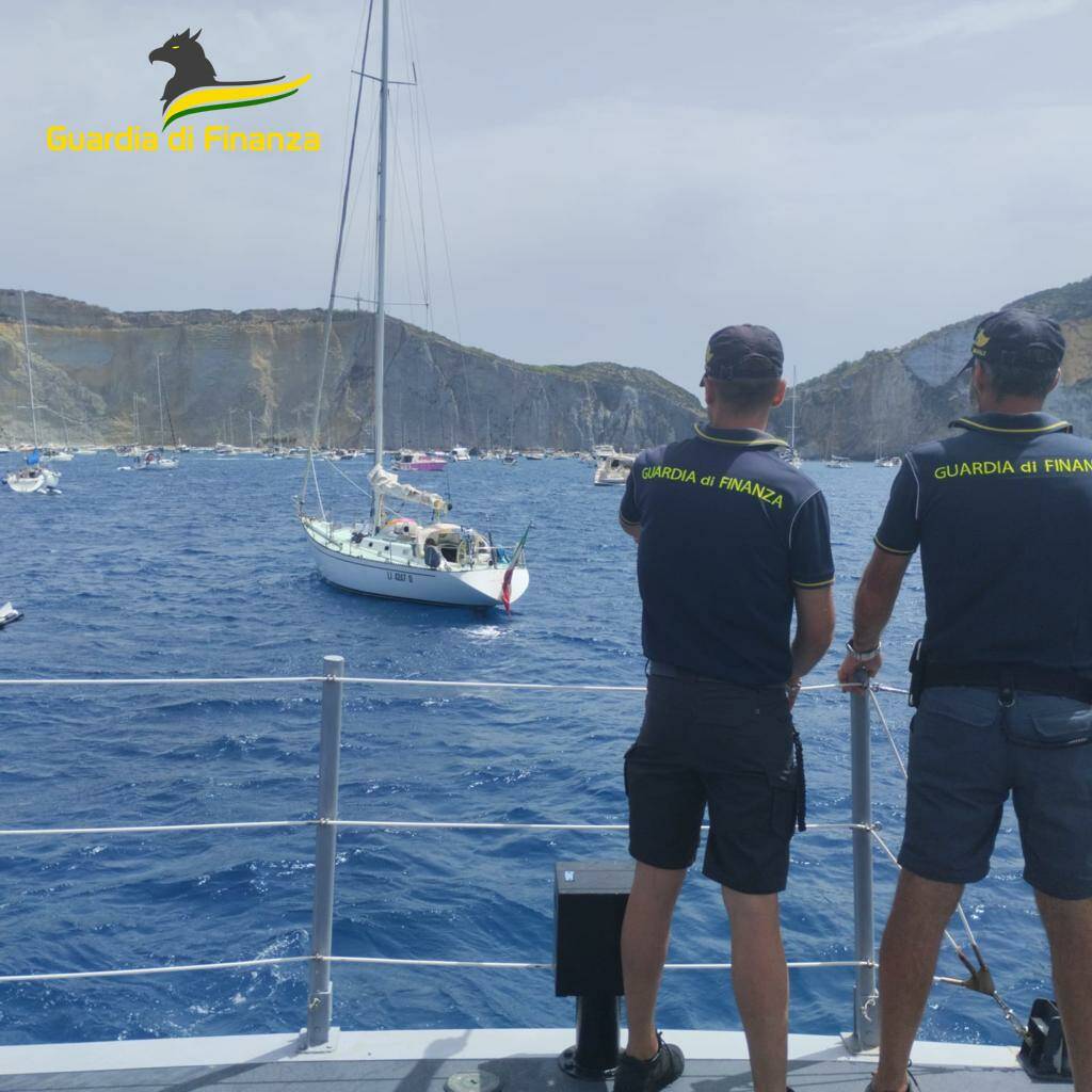 Niente documenti e finta bandiera italiana: barca sequestrata alle isole pontine
