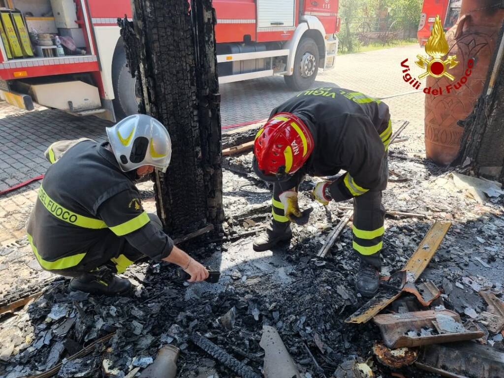 Latina, incendio scoppia in un ristorante: 20 pompieri in azione per spegnere il rogo