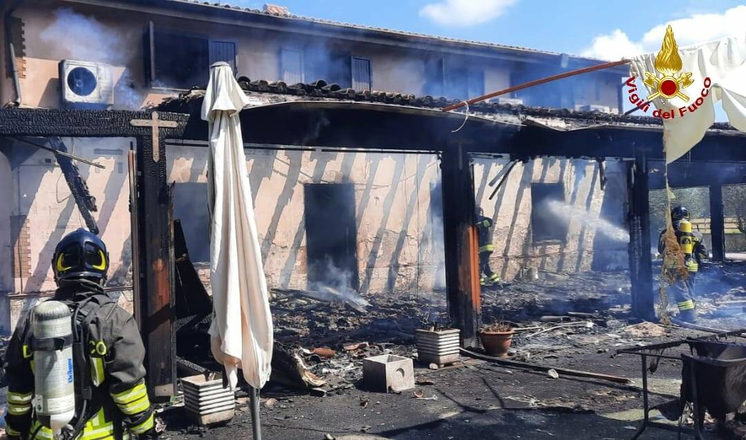 Latina, incendio scoppia in un ristorante: 20 pompieri in azione per spegnere il rogo