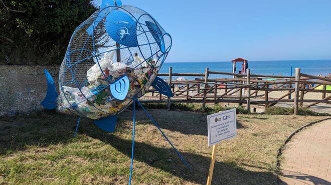 “Pesci mangia plastica” per proteggere il mare: la nuova installazione a Fondi