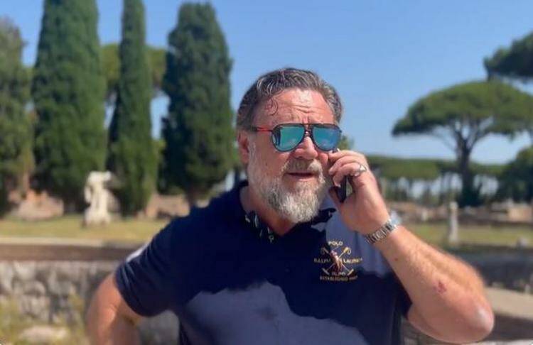 Russell Crowe a Ostia Antica chiama i suoi legionari e annuncia l’uscita de “Il Gladiatore 2”