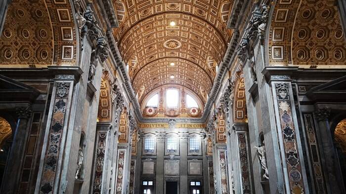 Paura nella basilica vaticana: dal soffitto si staccano gli stucchi, turisti in fuga
