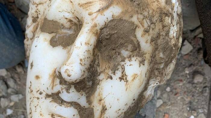 Roma continua a stupire: dagli scavi a piazza Augusto Imperatore riaffiora una testa in marmo