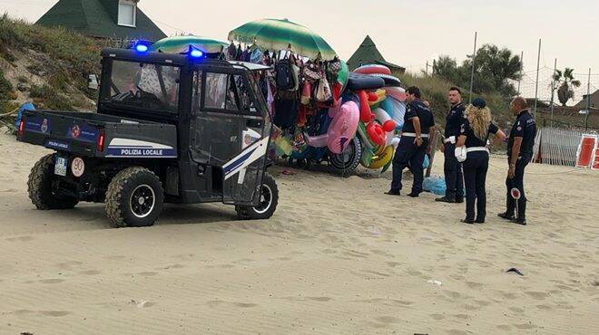 Contrasto ai venditori abusivi sulle spiagge di Ardea: il blitz della Polizia municipale