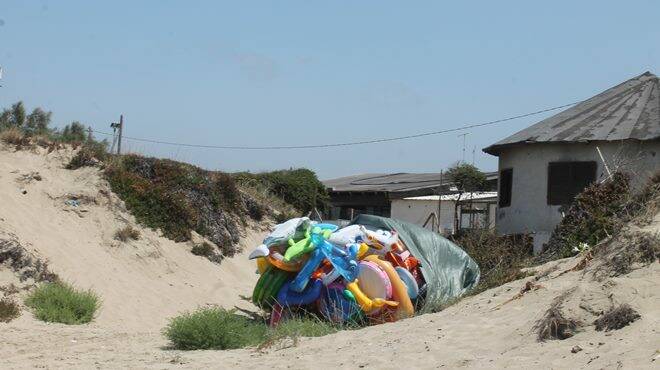 Contrasto ai venditori abusivi sulle spiagge di Ardea: il blitz della Polizia municipale