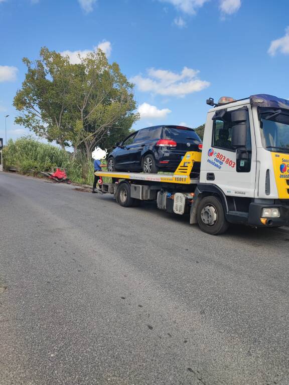 Ardea, auto si schianta contro il ponticello di via Laurentina. A quando la messa in sicurezza?