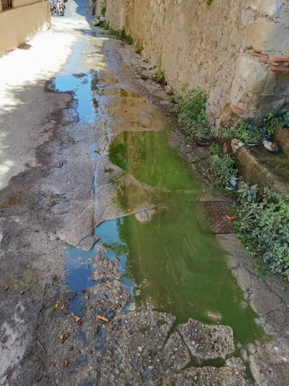 Cascate di fango a via Ladislao: così Gaeta diventa terra delle alghe