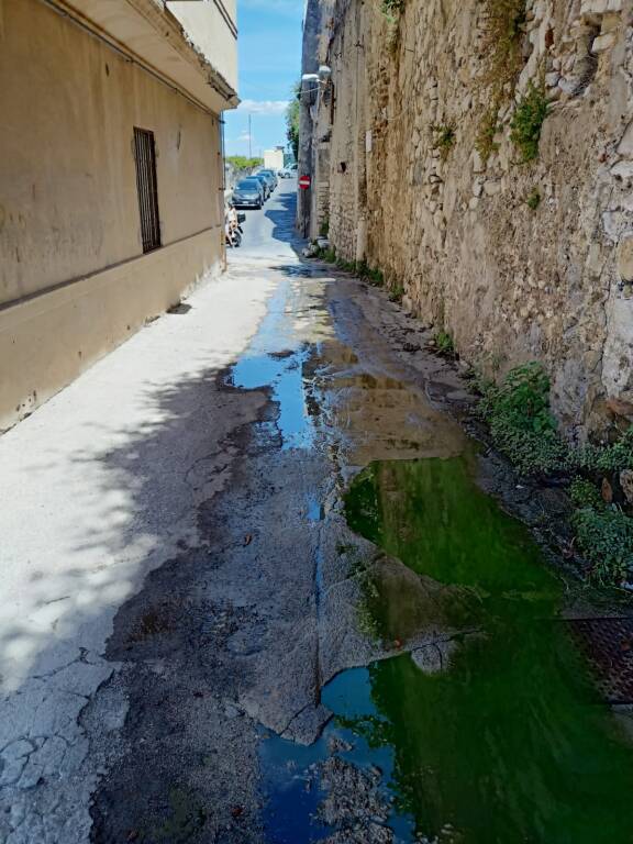 Cascate di fango a via Ladislao: così Gaeta diventa terra delle alghe