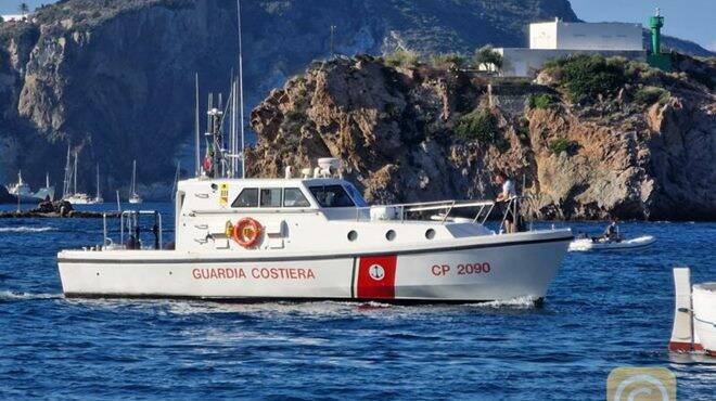 Ponza, noleggiava abusivamente lettini in un’area a rischio frana