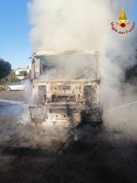 Mattinata di fuoco a Santa Marinella. In fiamme un camion dei rifiuti