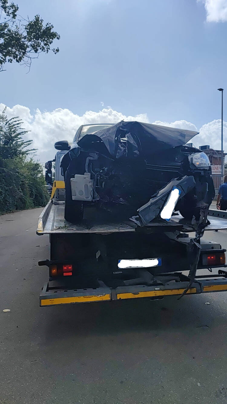 Ardea, auto si schianta contro il ponticello di via Laurentina. A quando la messa in sicurezza?