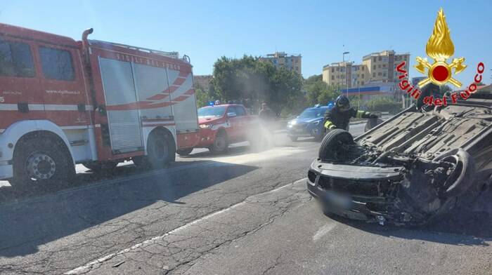 Civitavecchia, incidente a via Pertini: si ribalta con l’auto, 19enne illeso