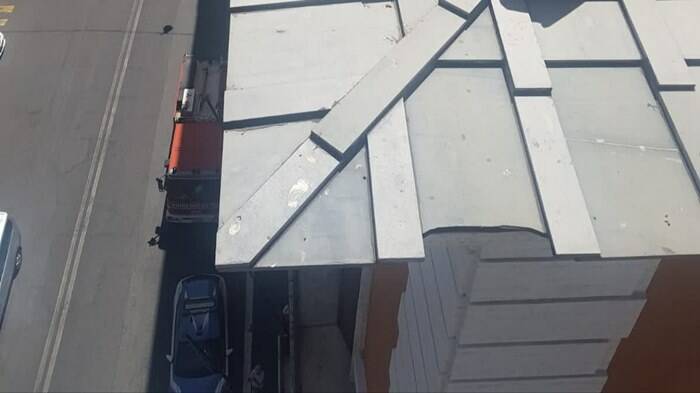 Roma, paura in centro: crolla un pezzo di tetto in piazza Colonna, ferito un bambino