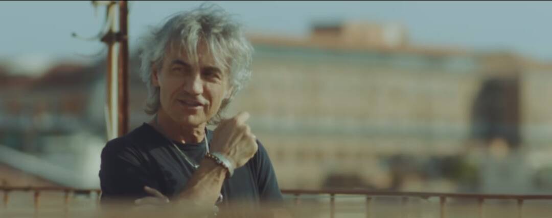 Ligabue dichiara amore a Roma (e a Totti) nella sua “Canzone senza tempo” – VIDEO