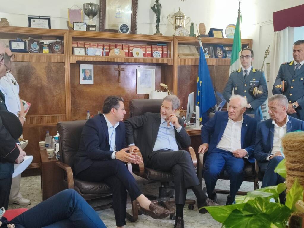 Il ministro Musumeci a Ponza: sanità e scuola al centro dell’incontro con le Istituzioni locali