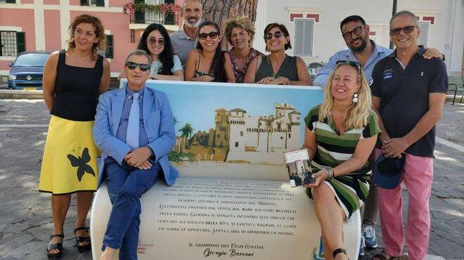 Santa Marinella, inaugurata la panchina letteraria in Piazza Trieste