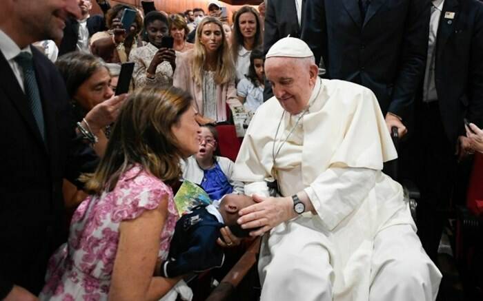 Gmg. Il Papa tra gli anziani e i bimbi della periferia di Lisbona: “L’amore concreto sporca le mani”