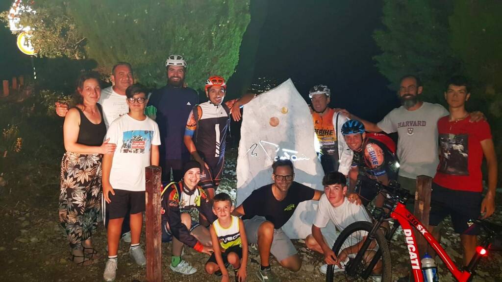 Pedalando sotto le stelle a Fondi: l’11 agosto escursione alla Cima Pantani