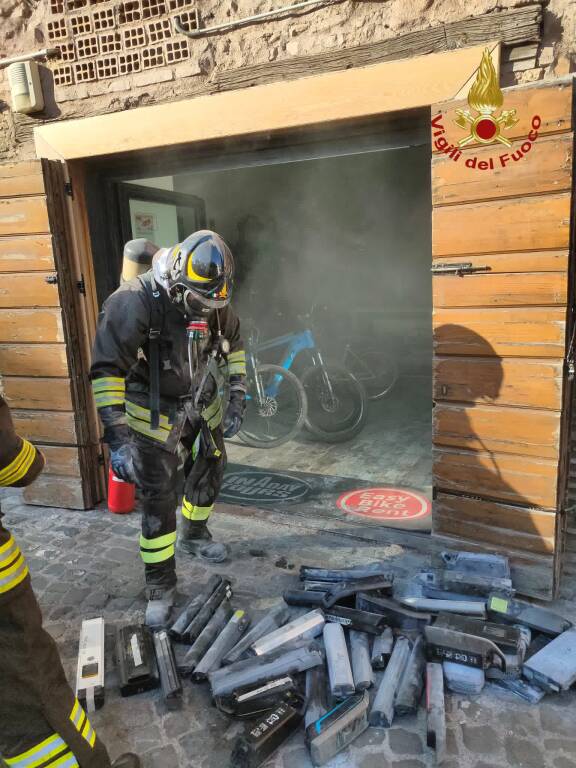 Circo Massimo, incendio un negozio di bici elettriche: allarme litio