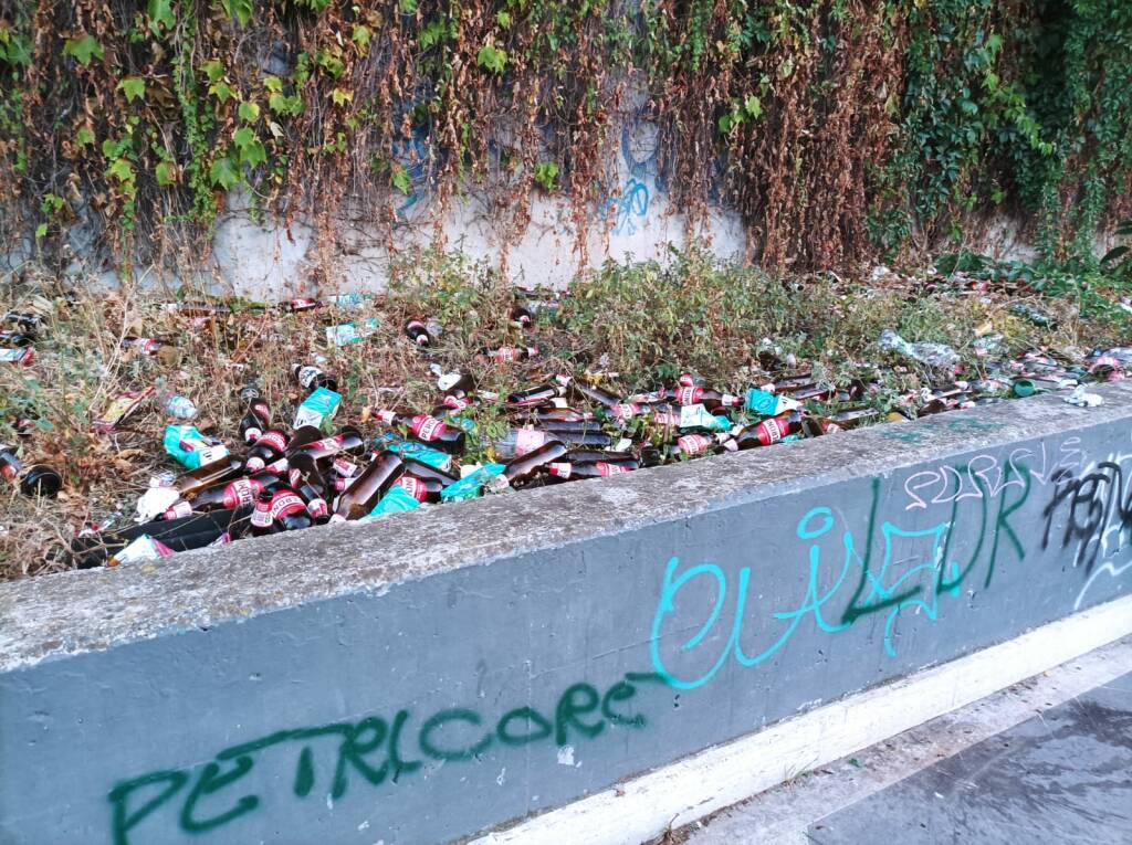 Roma. La denuncia della Lega: “Siringhe, bottiglie e rifiuti: Battistini capolinea da terzo mondo”