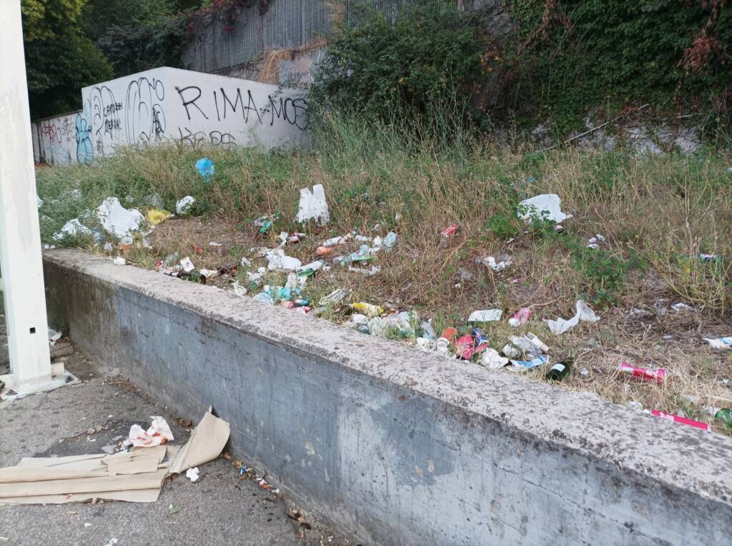 Roma. La denuncia della Lega: “Siringhe, bottiglie e rifiuti: Battistini capolinea da terzo mondo”