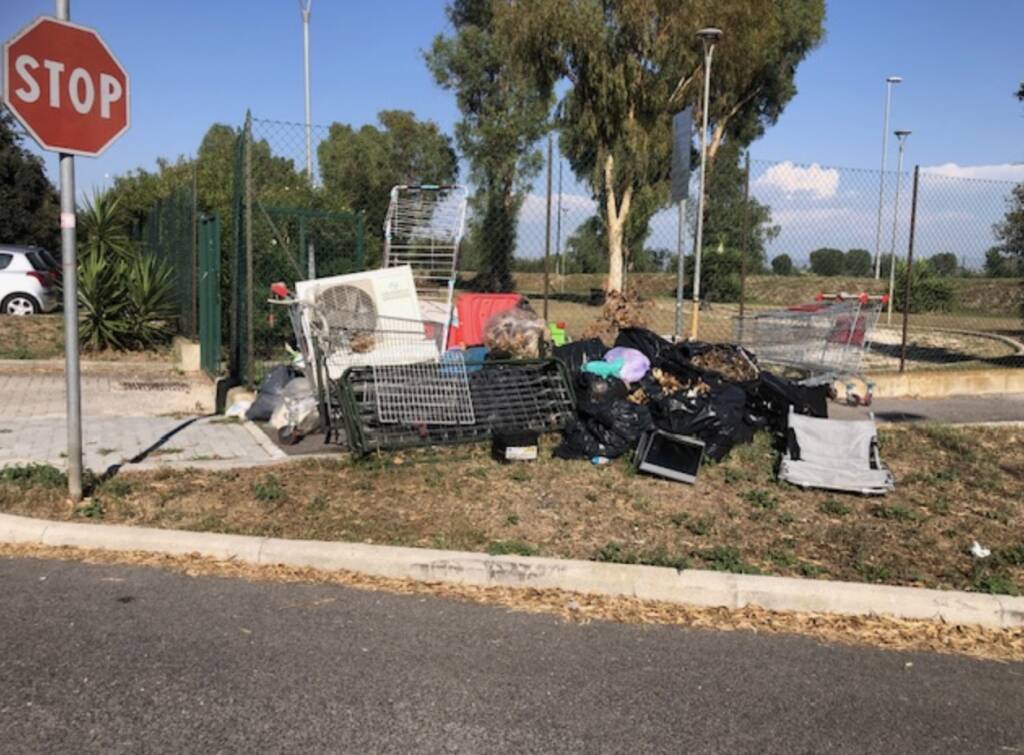 Pleiadi (Parco Leonardo) tra sporcizia, rifiuti e inciviltà: lo sfogo di una residente