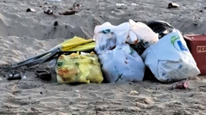 Passoscuro. Residenti furiosi: “Tolte roulotte e tende ma nessuno ha ripulito la spiaggia dai rifiuti”